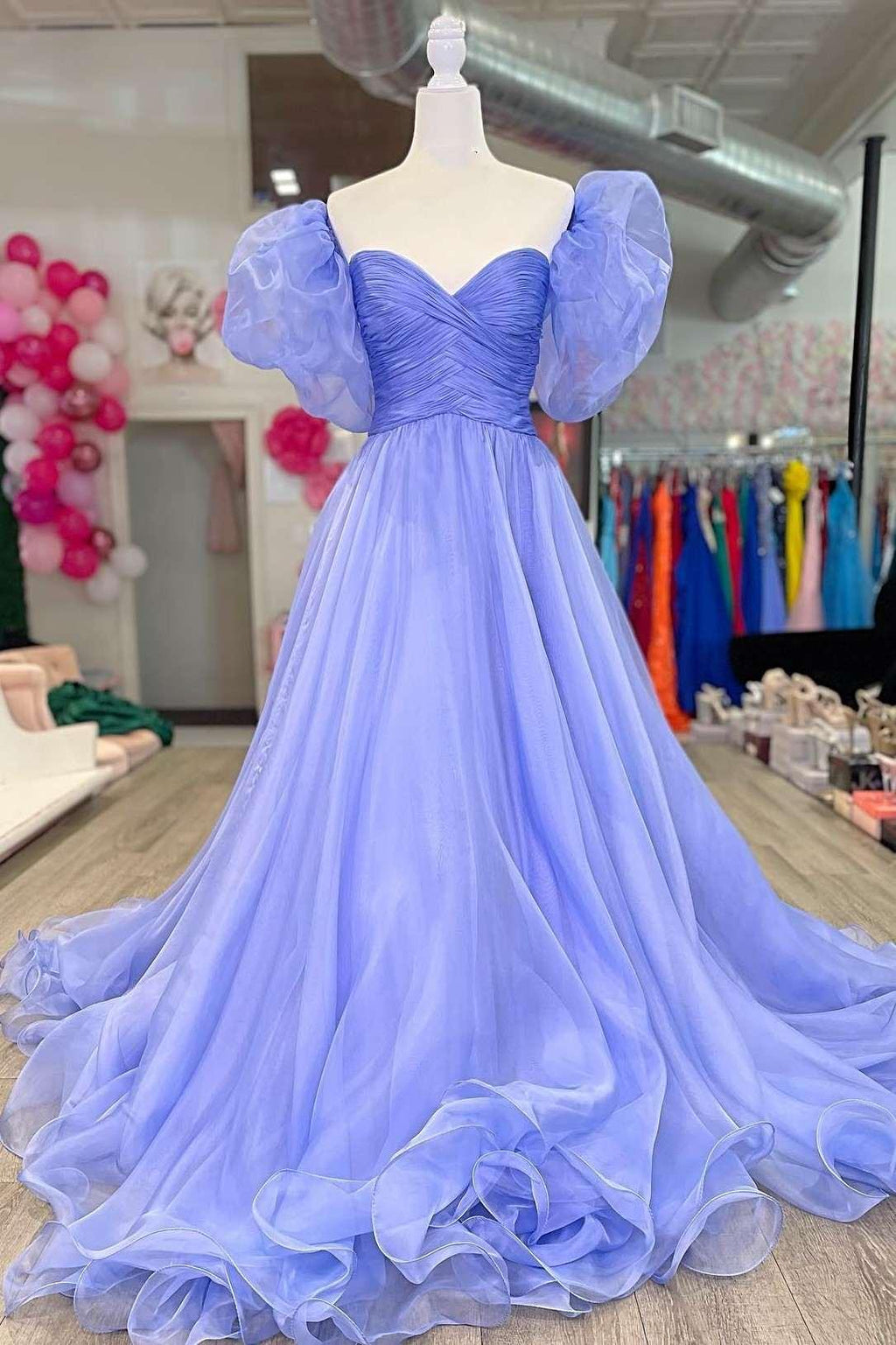 Vestido de fiesta sin tirantes en línea A color lavanda con mangas abullonadas