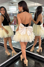 Vestido de cóctel corto con volantes en capas, espalda con lazo y cuello halter