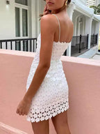 Abito Mini Scollato in Pizzo con Bretelle Sexy per l'Estate