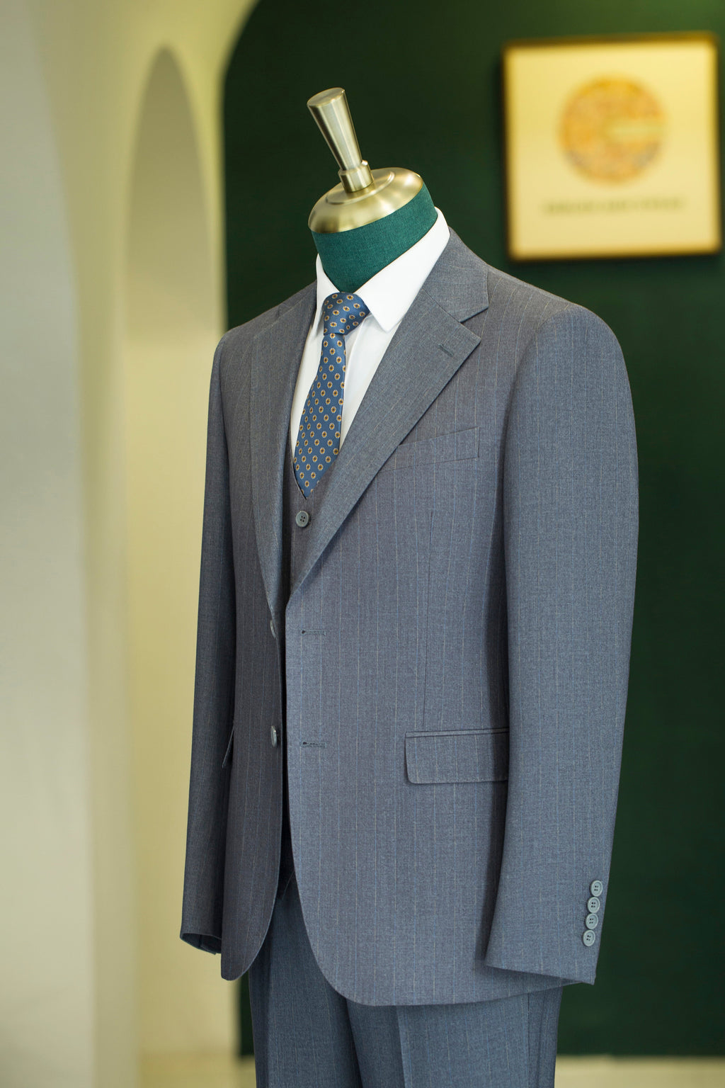 Abito in lana grigia a tre pezzi con pinstripe sottile per sposo formale e business