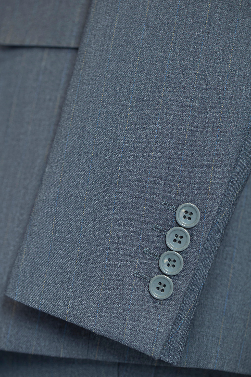 Abito in lana grigia a tre pezzi con pinstripe sottile per sposo formale e business