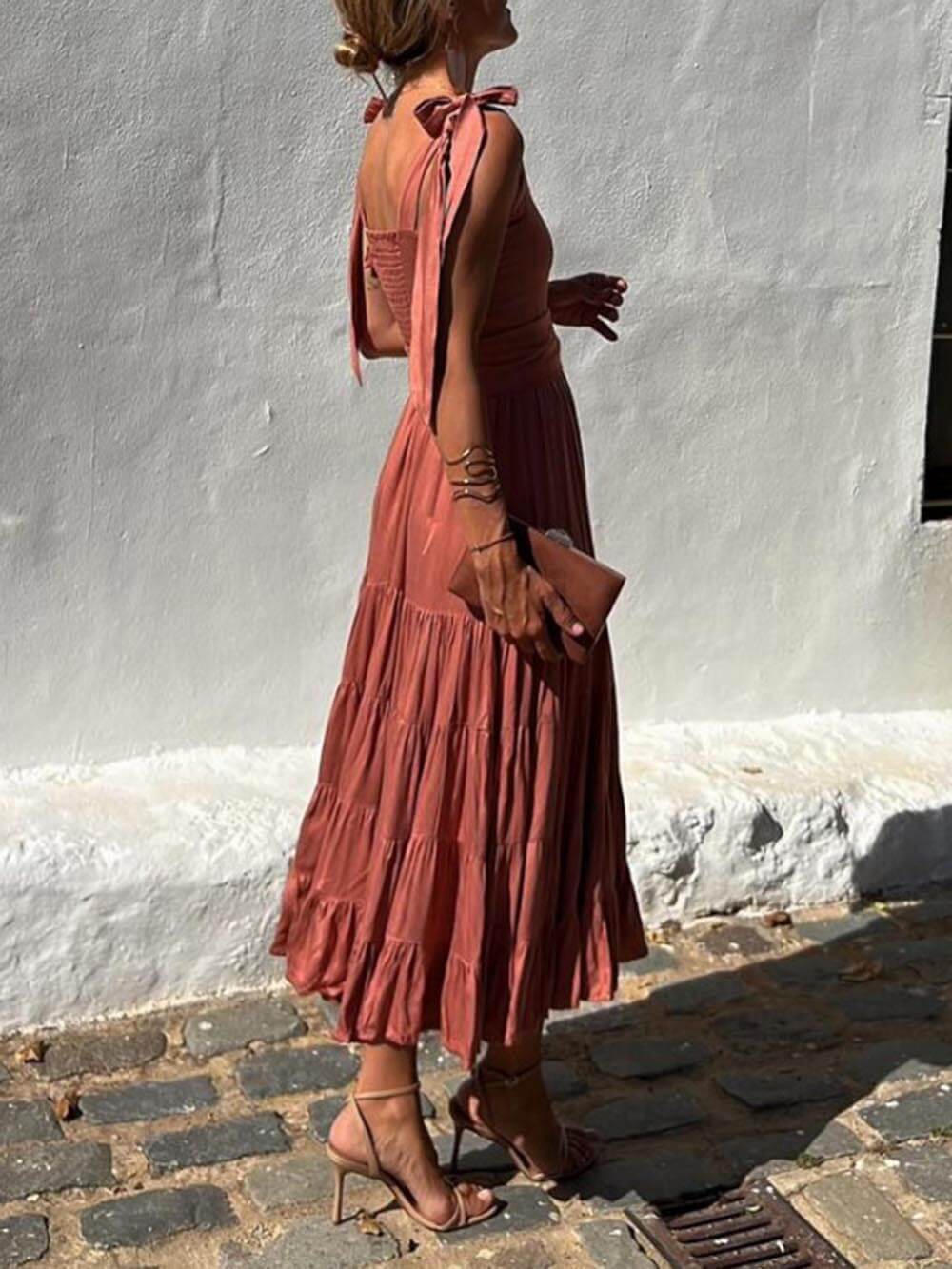 Robe mi-longue décolletée bretelles tombantes à volants
