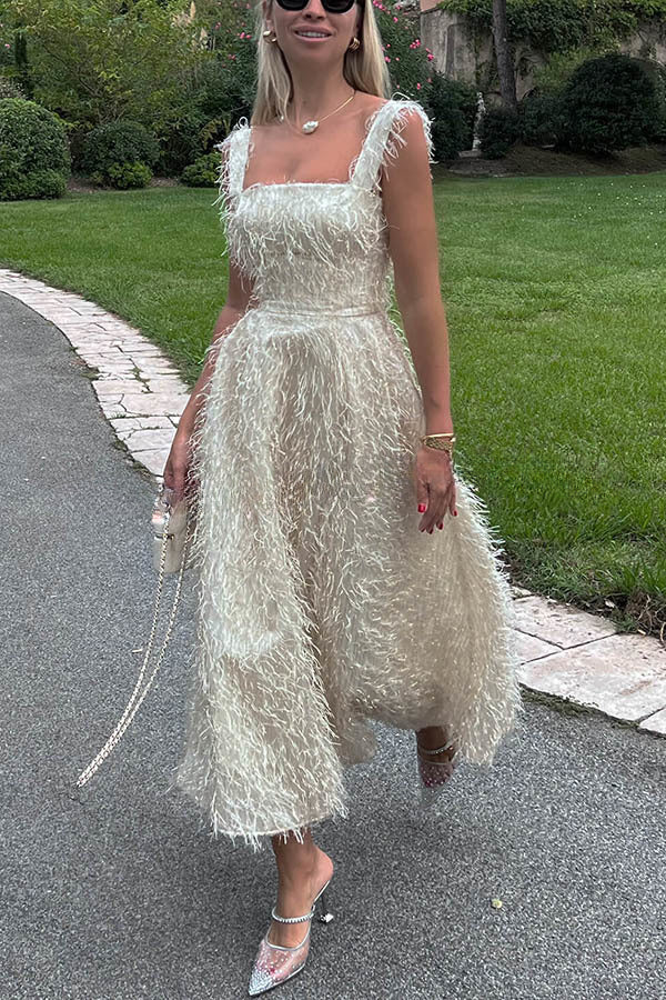 Robe mi-longue à encolure carrée en tissu à franges duveteuses, allure féerique et séduisante