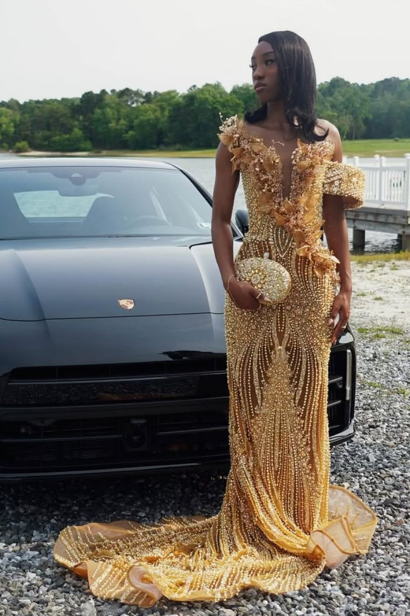 Vestido de baile sereia dourado brilhante com decote em V e ombros descobertos com contas de pérolas
