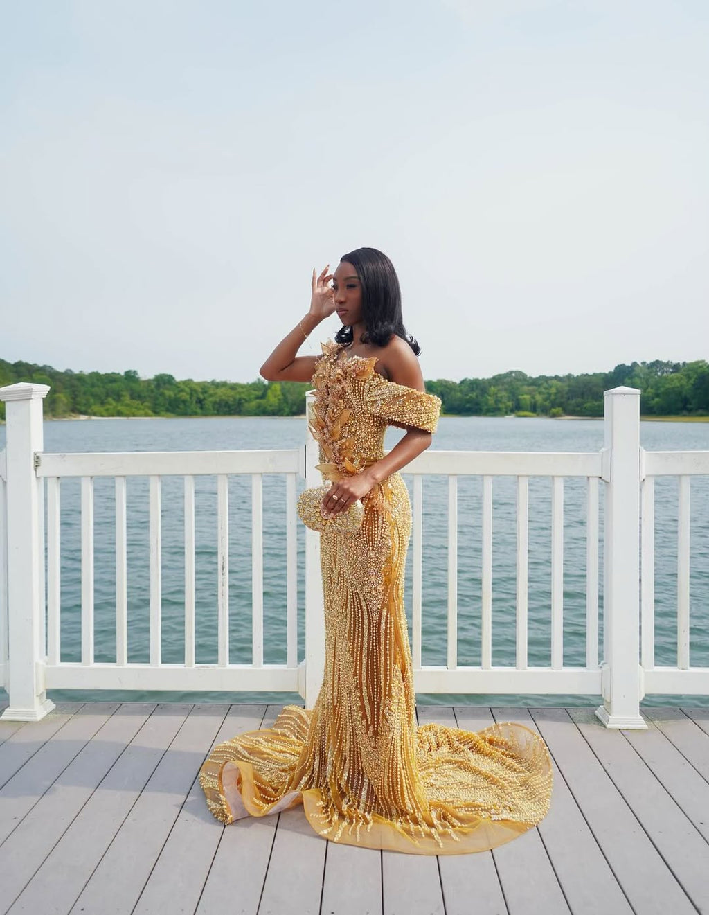 Vestido de baile sereia dourado brilhante com decote em V e ombros descobertos com contas de pérolas
