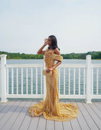 Vestido de baile sereia dourado brilhante com decote em V e ombros descobertos com contas de pérolas