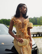 Vestido de baile sereia dourado brilhante com decote em V e ombros descobertos com contas de pérolas