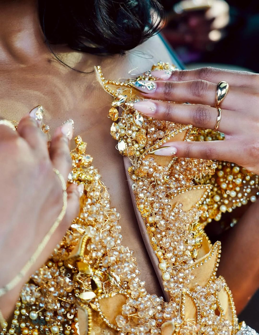Vestido de baile sereia dourado brilhante com decote em V e ombros descobertos com contas de pérolas
