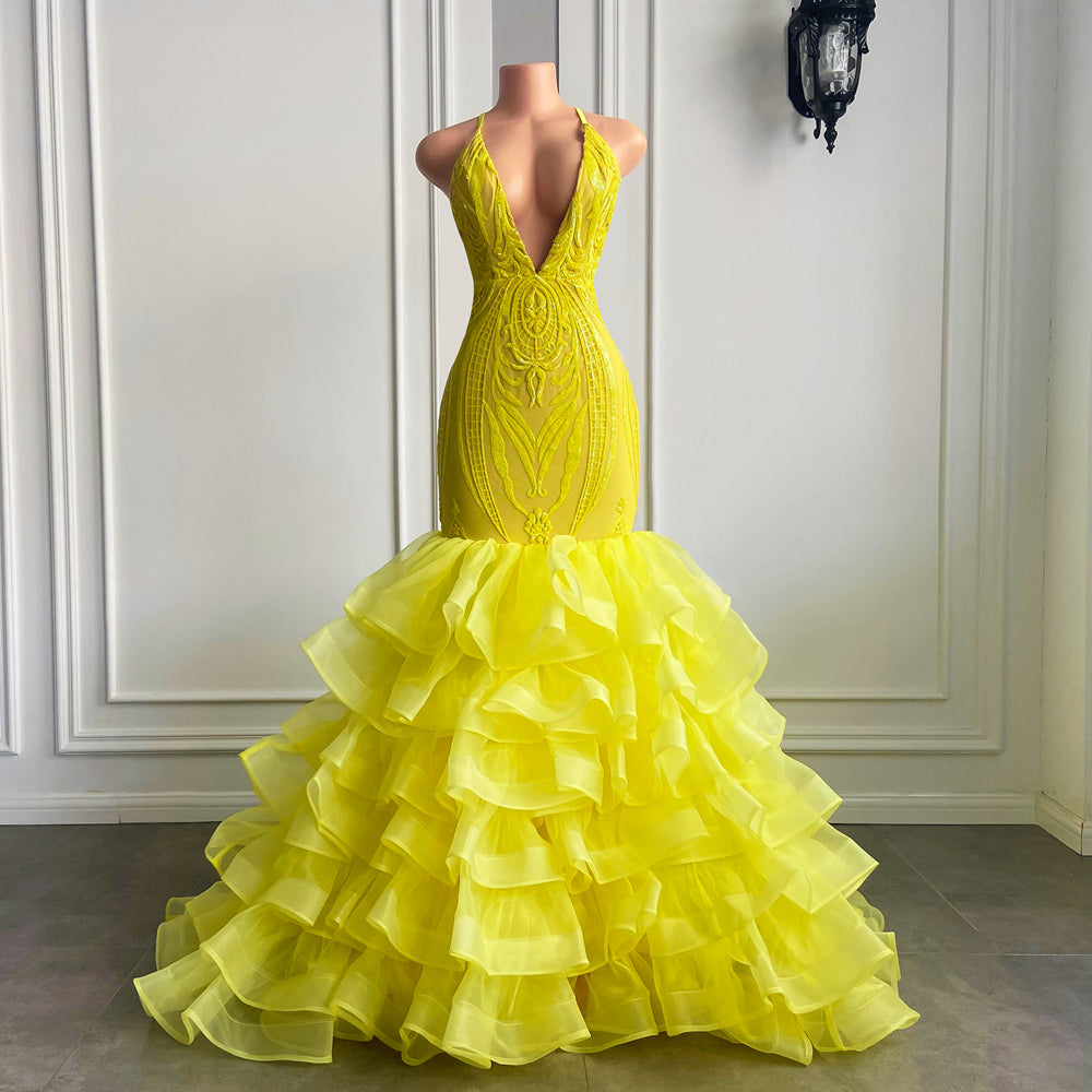Abito da sera giallo lungo con scollo a V, allacciatura al collo, gonna a sirena in tulle e pizzo con balze