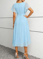 Abito midi azzurro cielo in chiffon con scollo a V e orlo asimmetrico con maniche svolazzanti