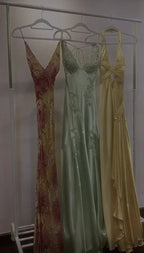Vestido de Festa Elegante Amarelo em Cetim com Alças, Bordado com Contas, Fenda, Modelo Sereia para Noite Y8426