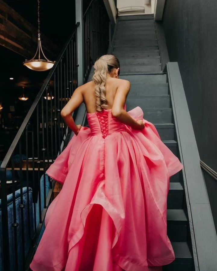 Abito da sera rosa chiaro a linea ad A senza spalline in organza