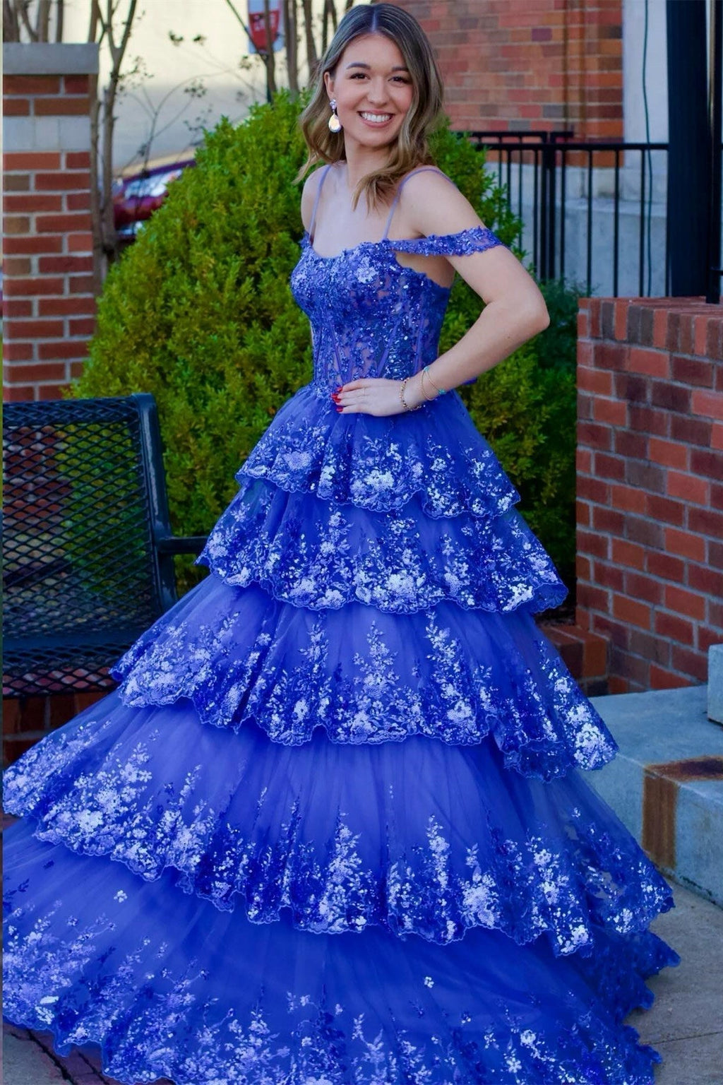 Langes Ballkleid aus Tüll mit Pailletten, schulterfreien Rüschen und Stufen