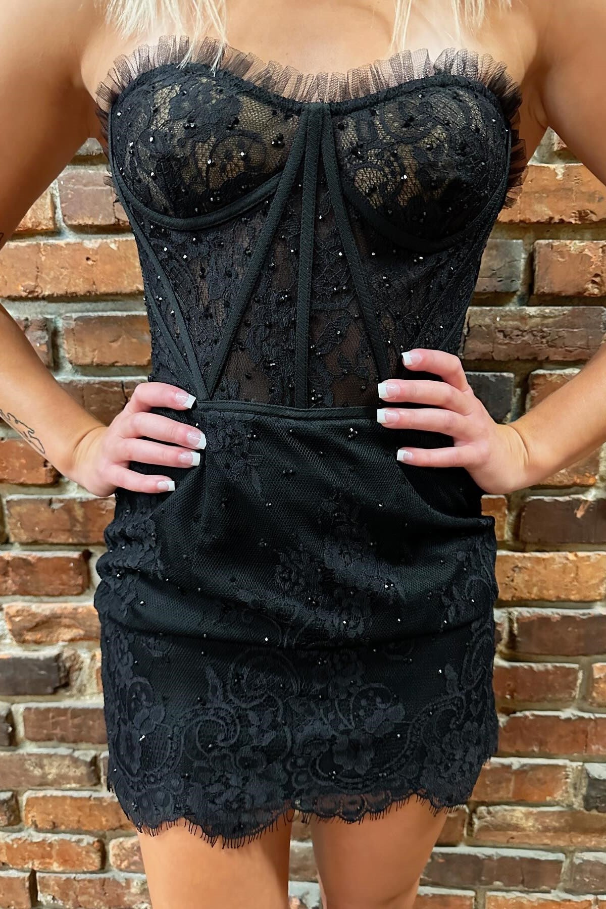 Robe courte en dentelle à bretelles invisibles et cils décoratifs