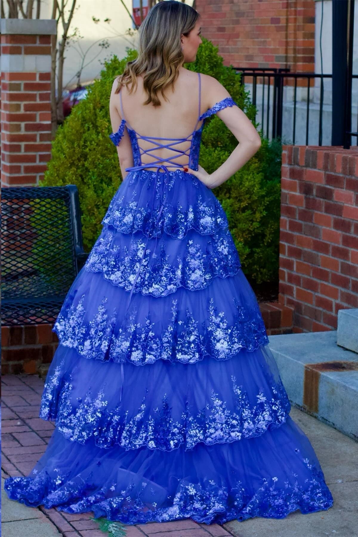 Langes Ballkleid aus Tüll mit Pailletten, schulterfreien Rüschen und Stufen
