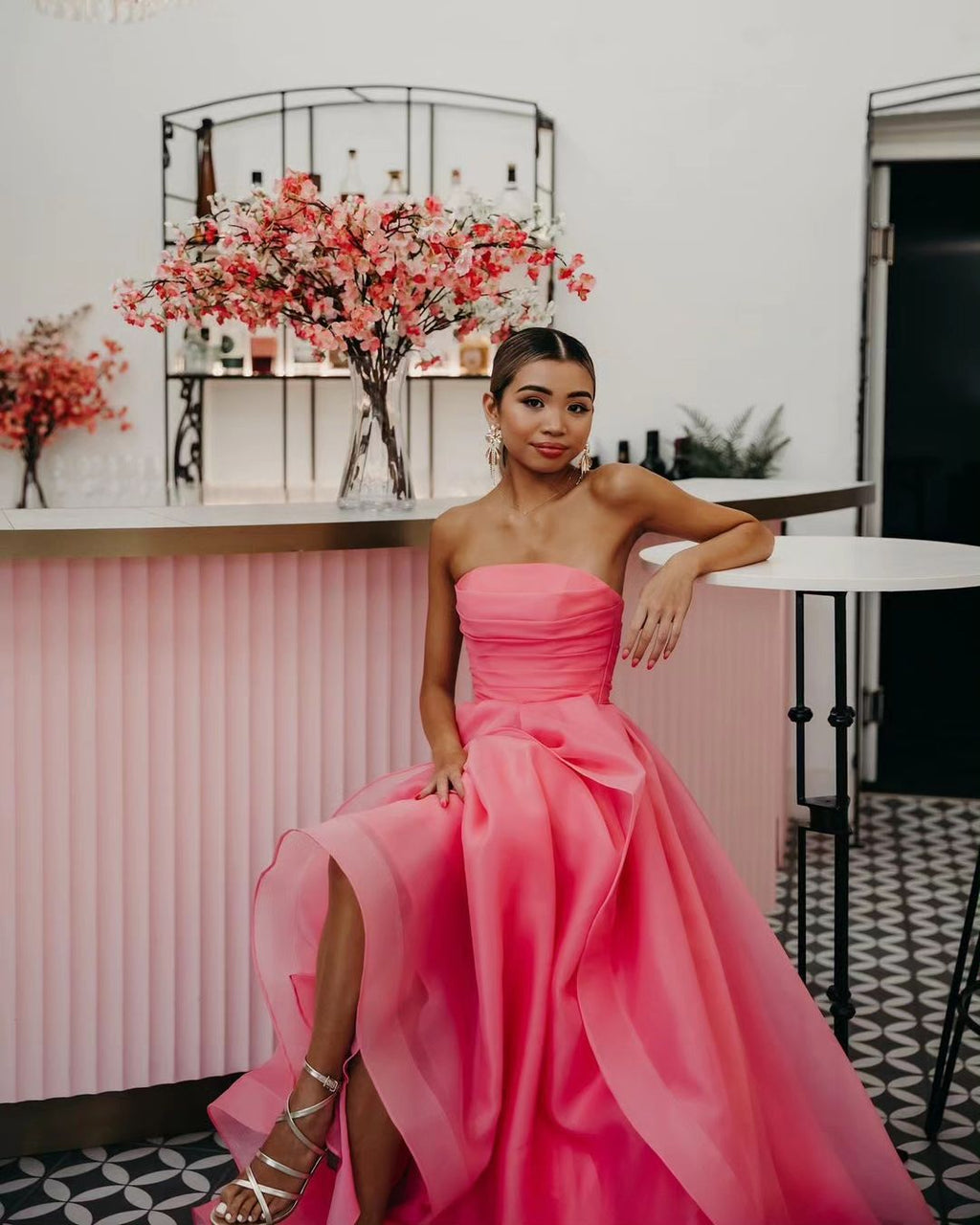 Abito da sera rosa chiaro a linea ad A senza spalline in organza