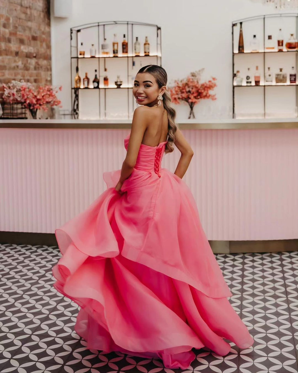Abito da sera rosa chiaro a linea ad A senza spalline in organza
