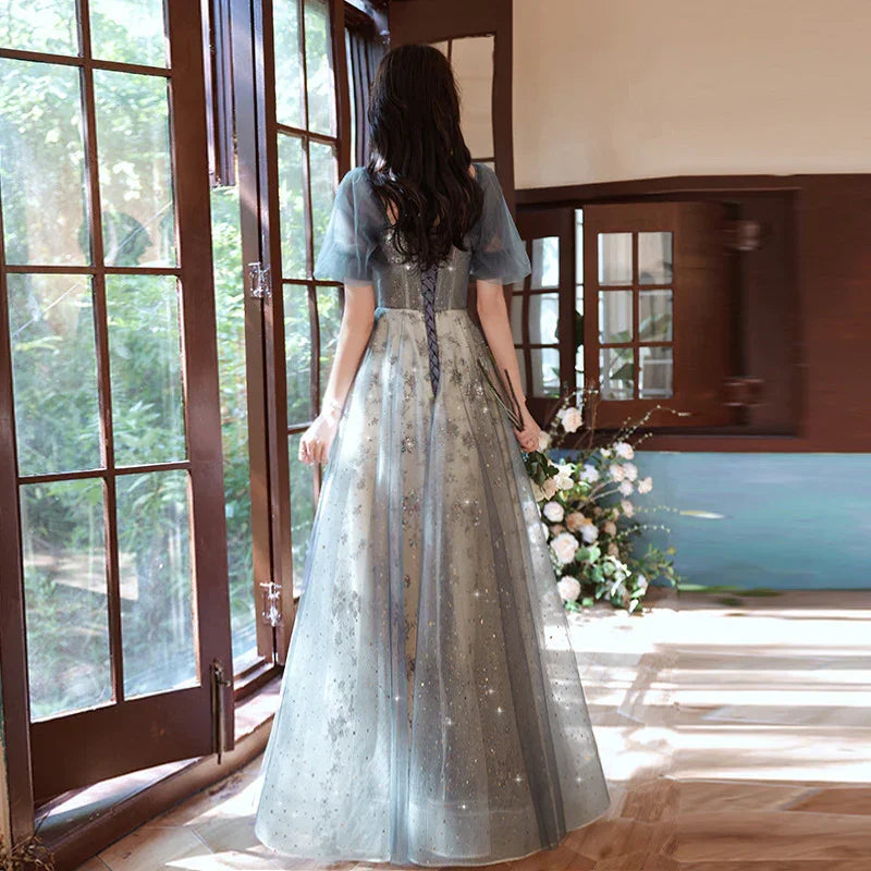 Elegantes graues A-Linien-Kleid aus Tüll mit kurzen Ärmeln, langes Festkleid, graues Abendkleid Y1507