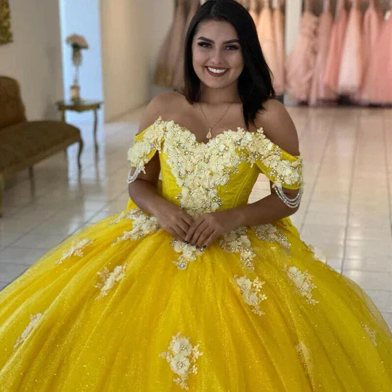 Vestido Amarelo de Baile para Quinceanera com Ombros Descobertos, Fecho de Laçada nas Costas, Cauda Longa, Aplicações e Contas Y656