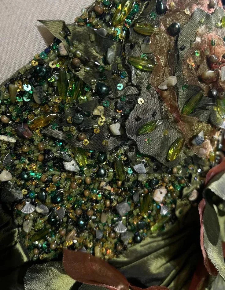Vestido de Festa Vintage Verde Escuro em Cetim com Decote Irregular, Bordado com Contas, Modelo Sereia com Franzidos Y8560
