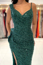 Abito lungo verde da sera con spalline sottili, coda di sirena e spacchi con paillettes