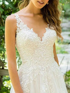 Lace Sleeveless Tulle Beach Wedding Dress For Elegant Beach Brides