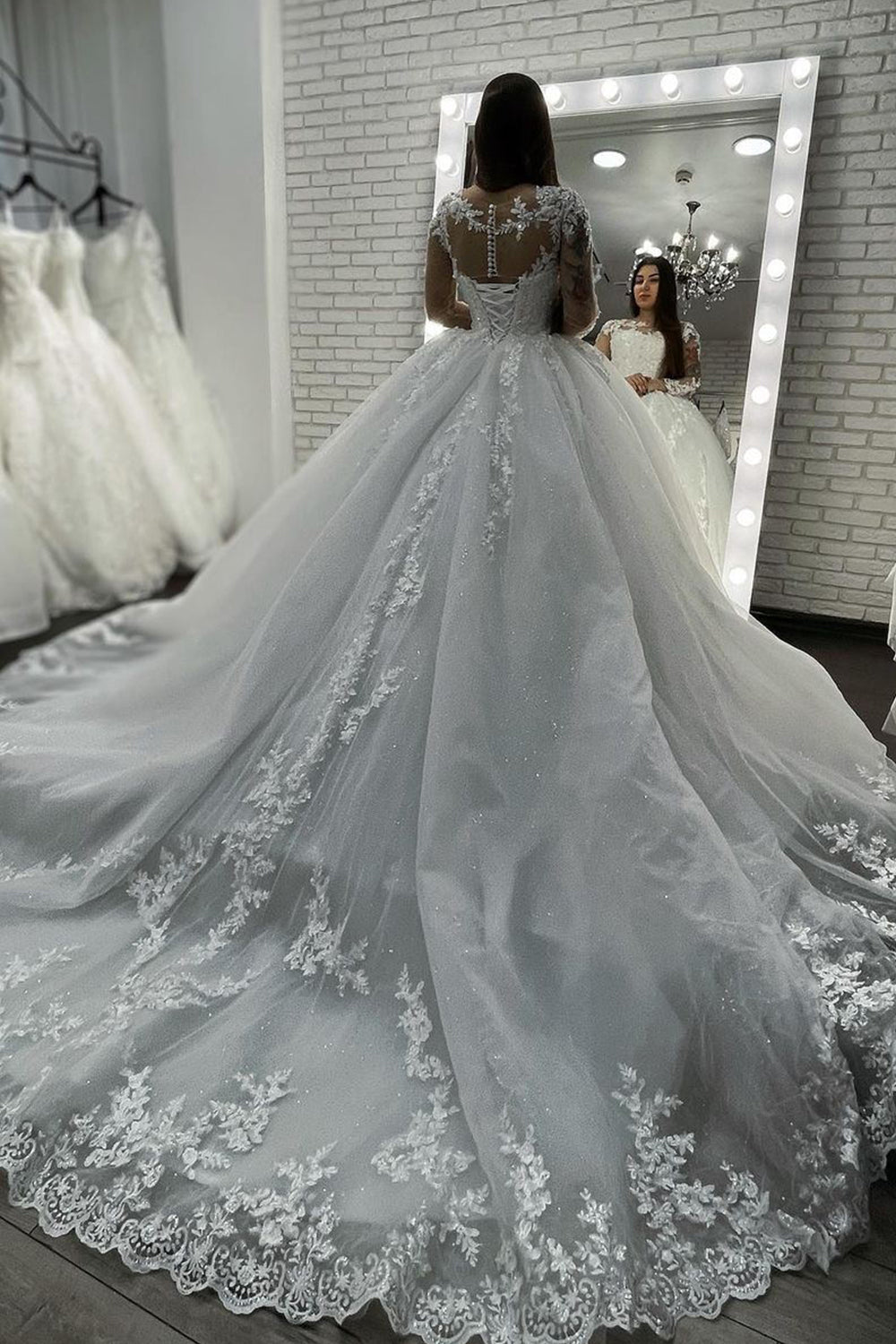Chic Ball Gown Wedding Dress With Long Sleeves And Appliques