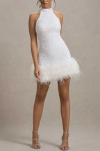 Robe courte éclatante et ludique à col haut avec paillettes et garniture en plumes extensible