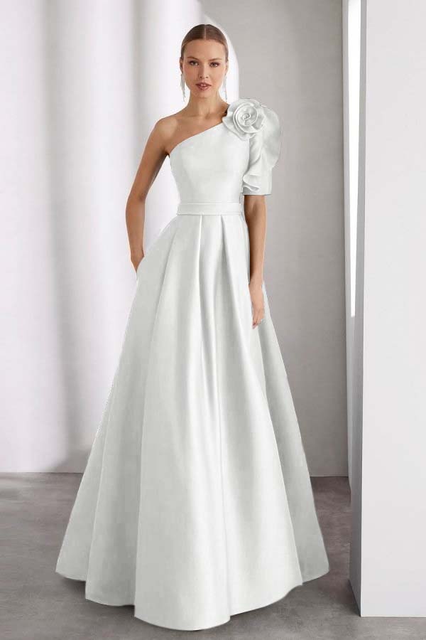 Um vestido de baile longo sem mangas do ombro com cores plissadas do costume dos bolsos