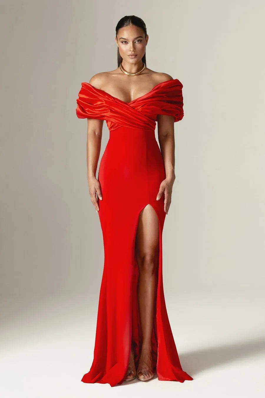 Schulterfreies, gerüschtes Maxi-Ballkleid aus Satin mit Schlitz 