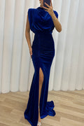 Milan Muse – Maxikleid aus Samt mit gepolsterten Schultern, gerüschtem Gürtel und Schlitz 