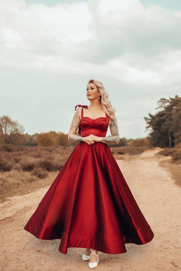 Träger Sweetheart Burgundy Ballkleid Ärmel Online