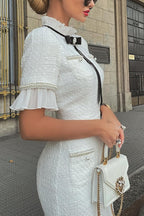Elegantes Plissee-Tweed-Midikleid mit Perlenbesatz und Samtschleife