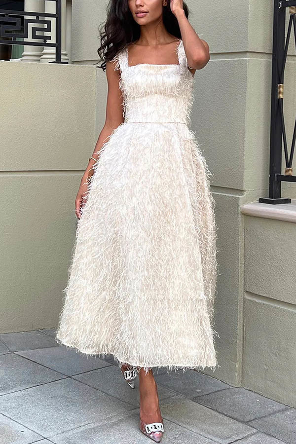 Robe mi-longue à encolure carrée en tissu à franges duveteuses, allure féerique et séduisante