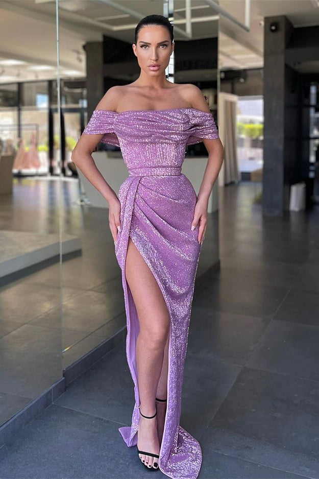 Robe de bal lilas fendue devant, épaules dénudées, ornée de paillettes
