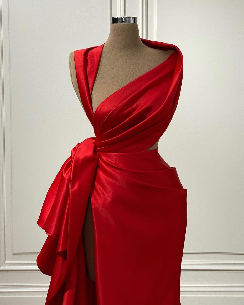 Vestido de fiesta de satén drapeado de sirena roja hasta el suelo con abertura 
