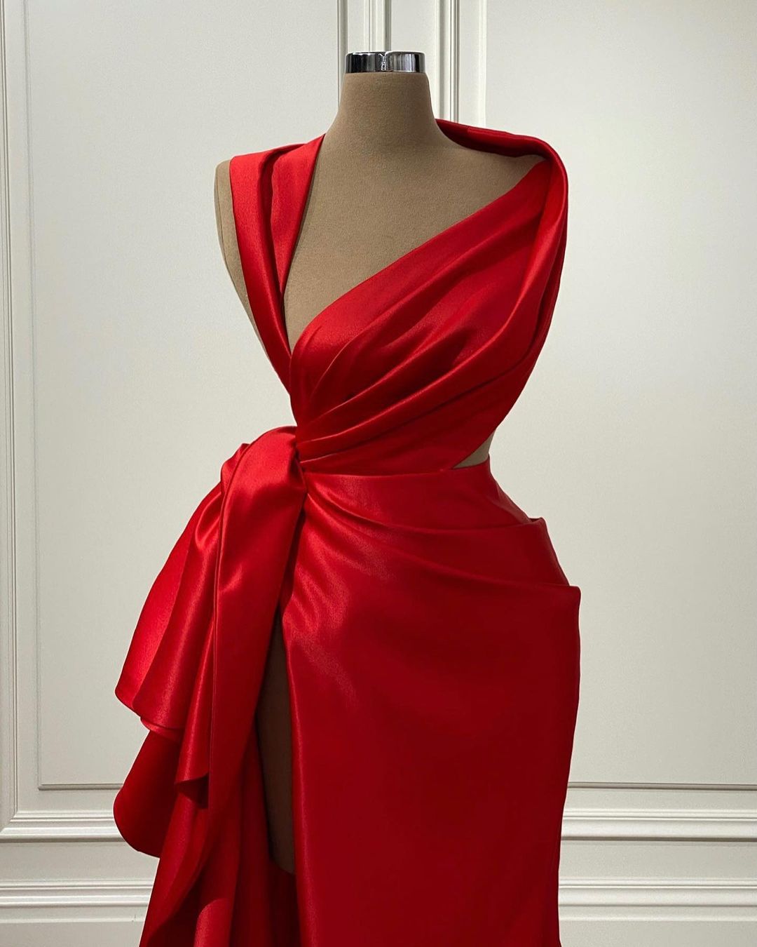 Vestido de fiesta de satén drapeado de sirena roja hasta el suelo con abertura 