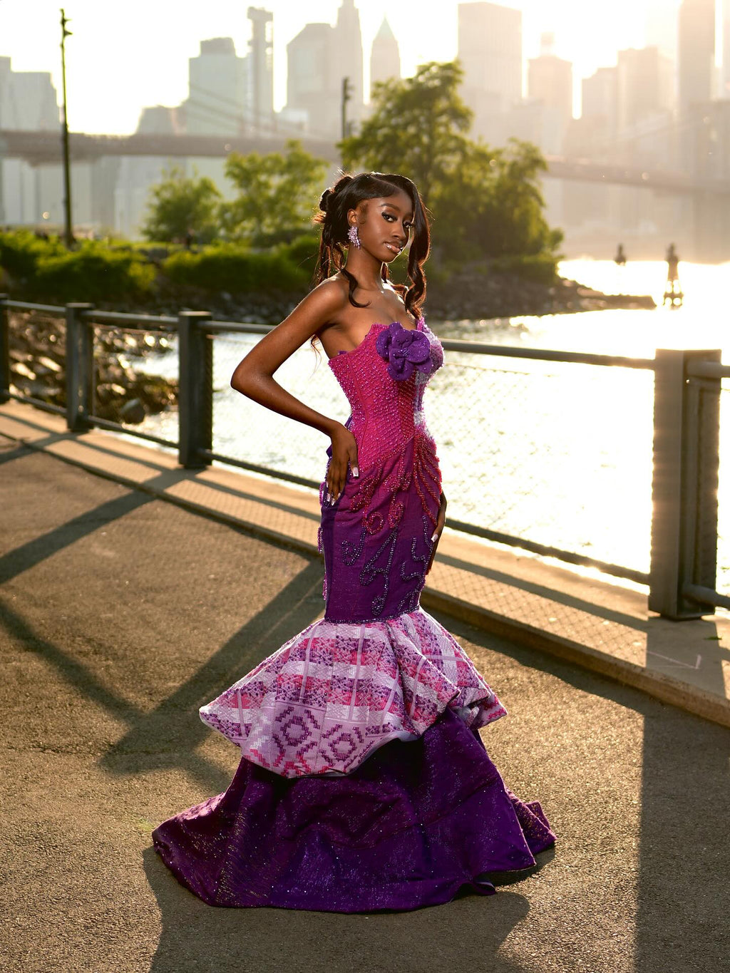 Vestido de baile sereia magenta e roxo real com folho inspirado na herança