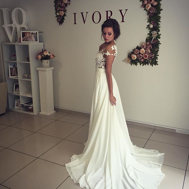Luxury Ruffles A-Line Chiffon Lace Wedding Dress With Side Slit Appliques