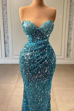 Abito da ballo azzurro chiaro con scollo a cuore senza spalline, design senza maniche e decorazioni di paillettes