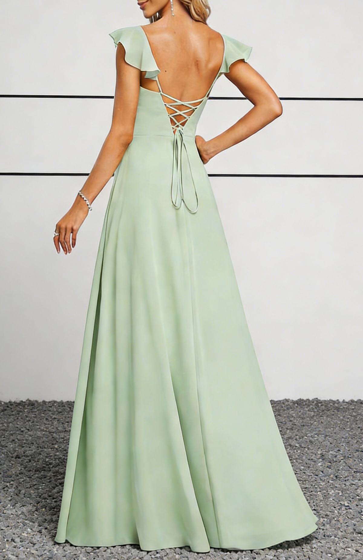 Vestido comprido verde-sálvia de chiffon com decote coração, mangas esvoaçantes e costas com atilhos