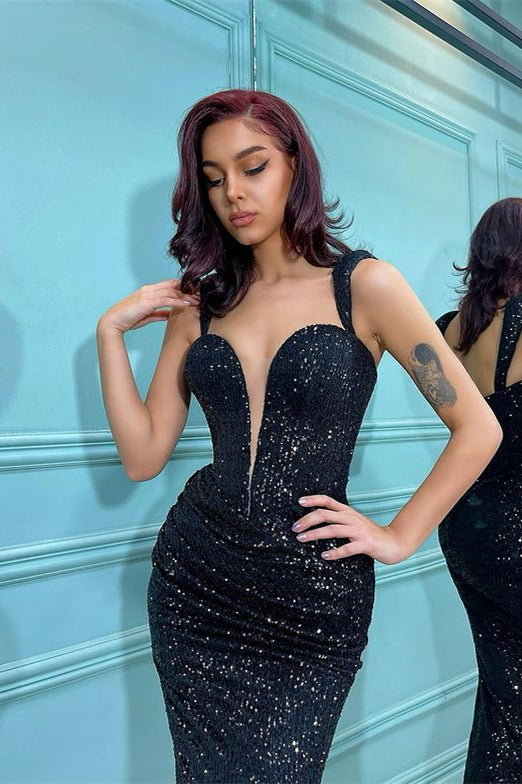 Abito da sera sirena con scollo a cuore e spalle scoperte, decorato con paillettes nere