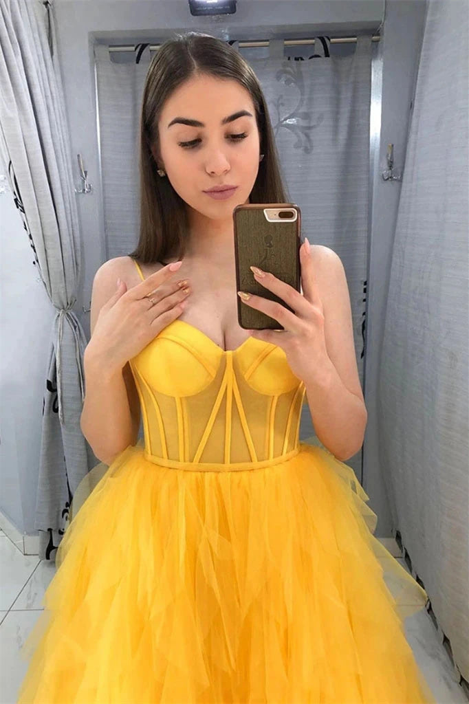 Vivian | Langes Abendkleid aus gelbem Tüll mit Spaghettiträgern