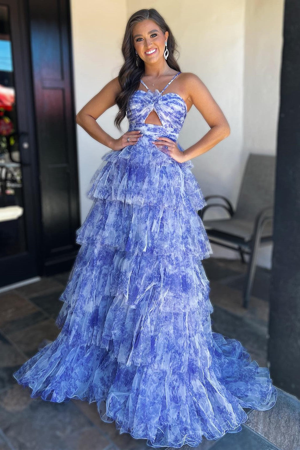 Vestido longo de baile com alças, decote em gota, folhos e camadas estampado