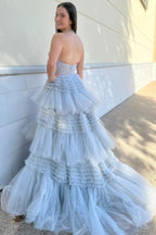 Ballkleid mit Neckholder, Rüschen und Tüllapplikationen