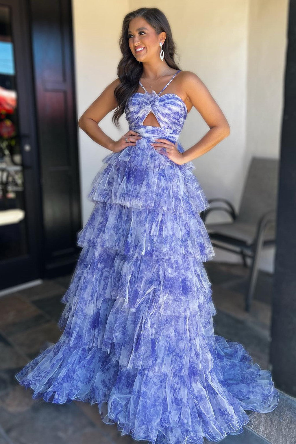 Vestido longo de baile com alças, decote em gota, folhos e camadas estampado
