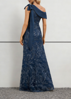 Vestido largo azul marino de encaje con lentejuelas, un solo hombro, detalle de lazo y cuello asimétrico