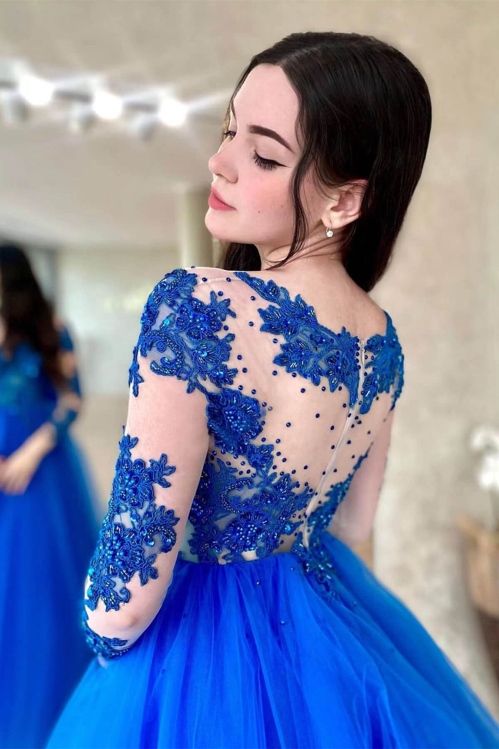 Abito da sera in tulle blu reale con applicazioni e maniche lunghe