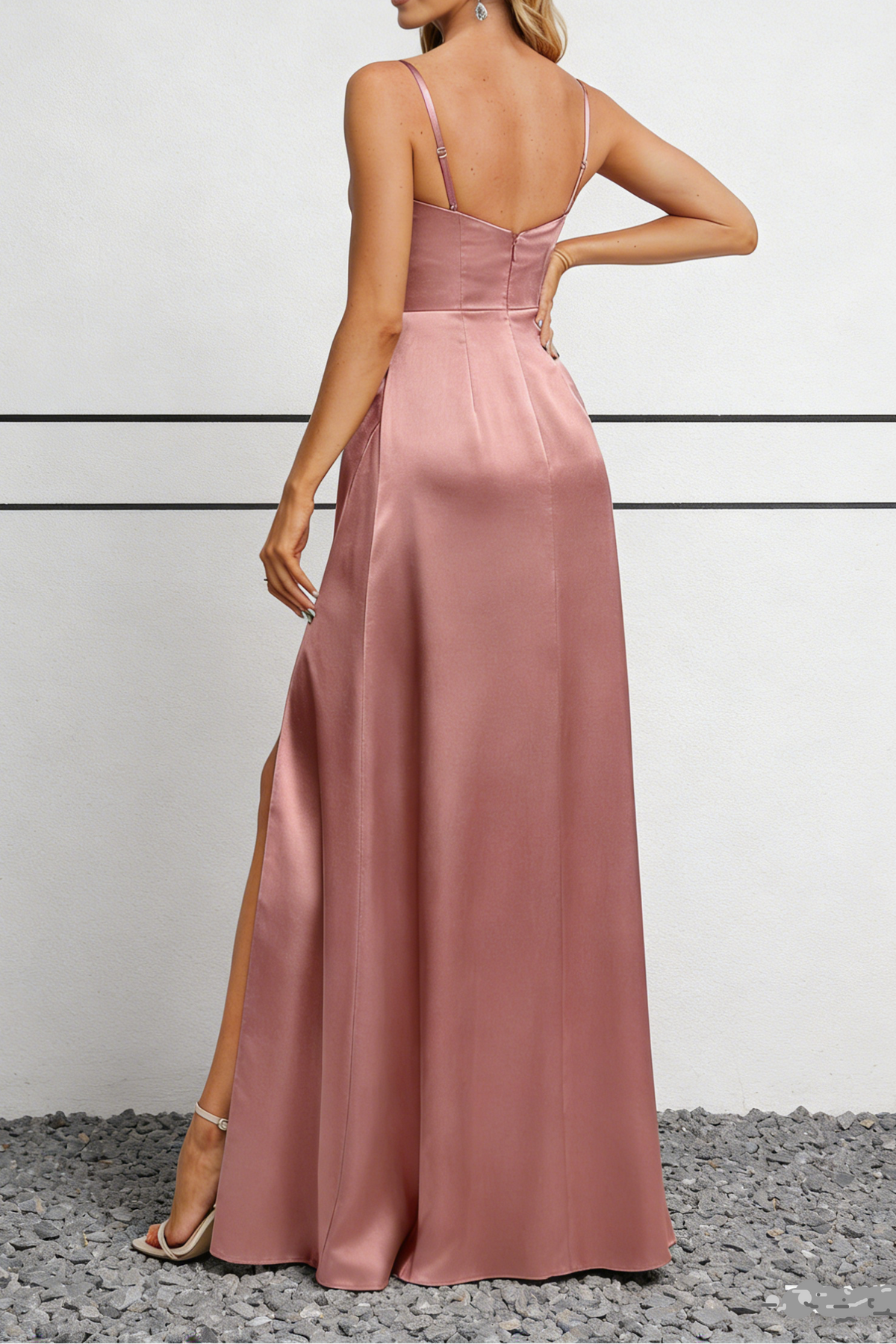 Maxikleid aus satin in staubigem rosa mit Wasserfallausschnitt, dünnen Trägern und hohem Schlitz