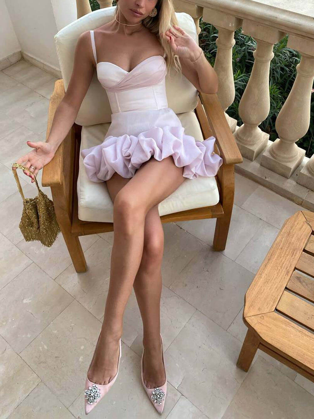 Abito bustier corto con balze drappeggiate